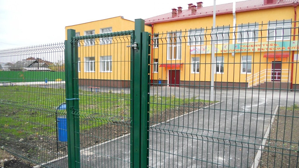 Установка безопасных ограждений для детских площадок в Ульяновске
