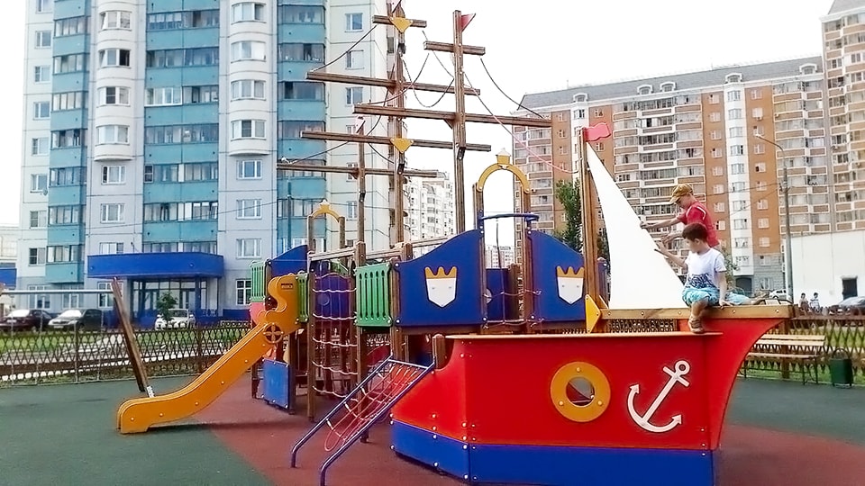 Монтаж корабликов на детской площадке в Ульяновске